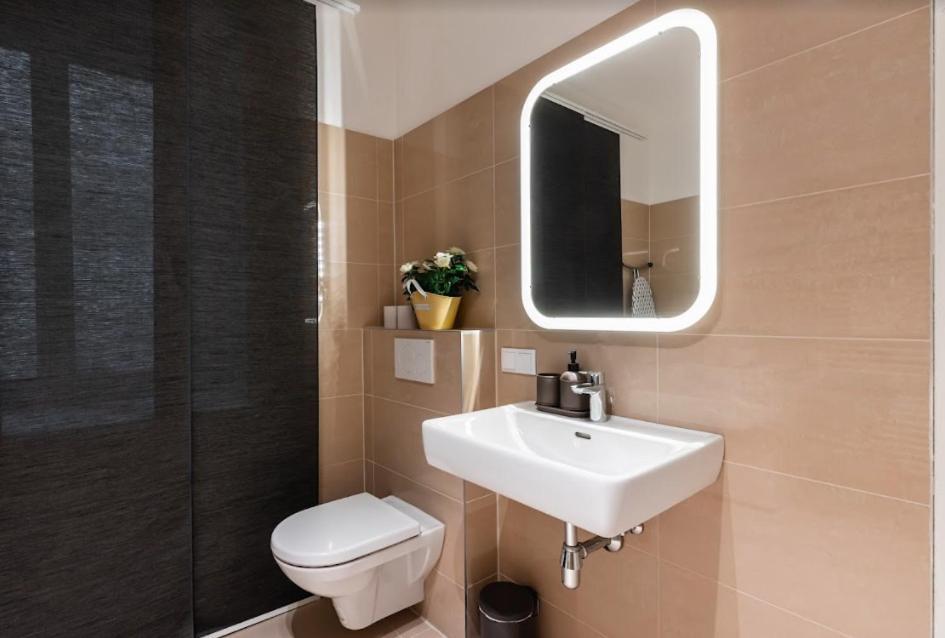 Authentic Apartment Next To Schwedenplatz Wina Bagian luar foto