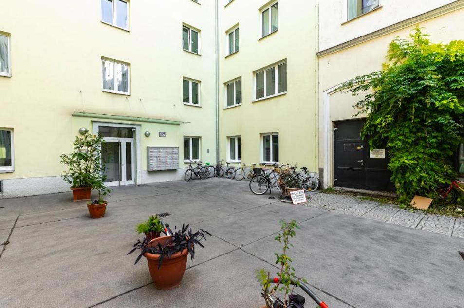 Authentic Apartment Next To Schwedenplatz Wina Bagian luar foto