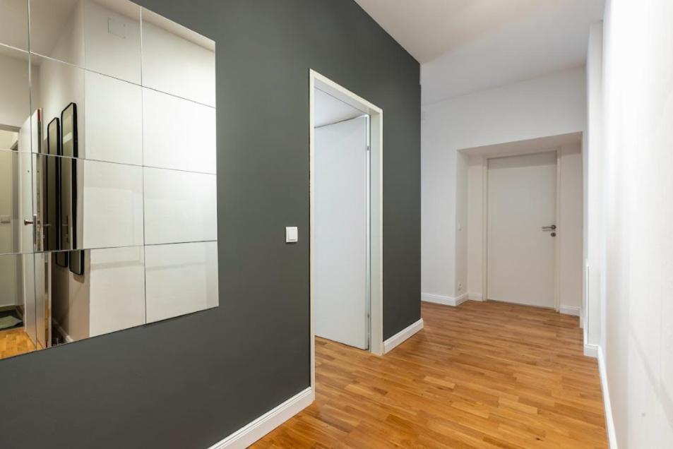 Authentic Apartment Next To Schwedenplatz Wina Bagian luar foto