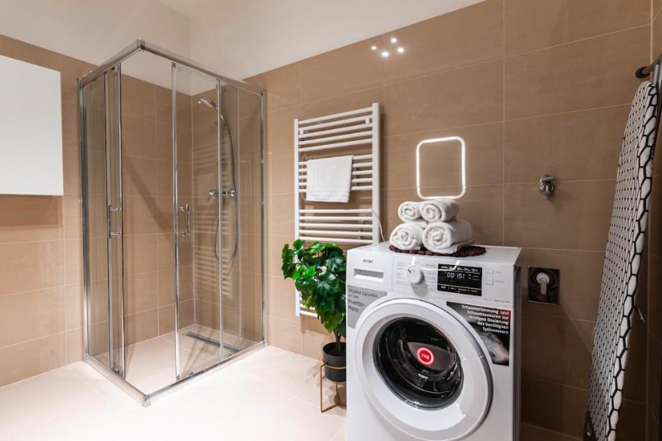 Authentic Apartment Next To Schwedenplatz Wina Bagian luar foto